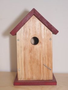 AuftragArbeit Herstellung und Bearbeitung von Holzprodukten wie auch Vogelhäuschen.
